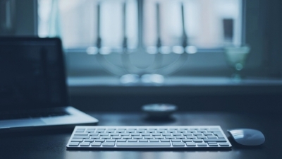 white keyboard and mouse